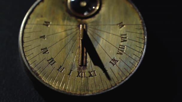 Ηλιακό ρολόι από τις ακτίνες του ήλιου δείχνουν χρόνου. Μαύρο φόντο. Κοντινό πλάνο — Αρχείο Βίντεο