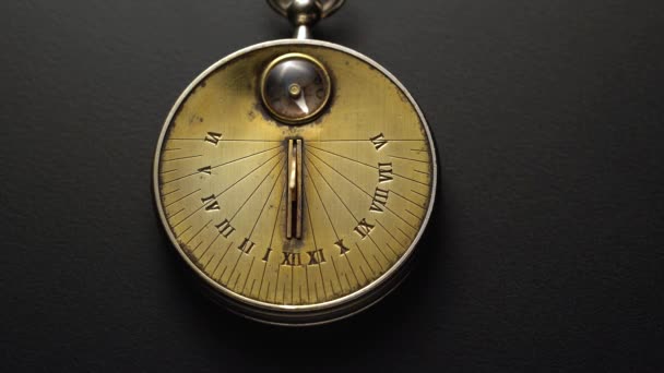 Il tramonto orologio antico mostra il tempo. Fondo nero. Da vicino. — Video Stock