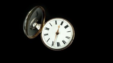 İkinci el Beyaz kadranı ile eski bir cep saati çalışıyor. Yakın çekim. Timelapse. Arka arka plan