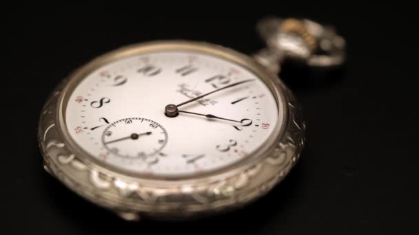 Oude vintage klok mechanisme horloge tijd gaat snel. Zwarte achtergrond. Timelapse — Stockvideo