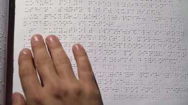 Braille kör okuma. Yakın çekim