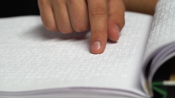 Lecture aveugle en braille. Gros plan — Video