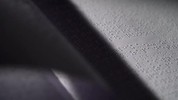 Kniha v Braillově písmu pro nevidomé. Detailní záběr — Stock video