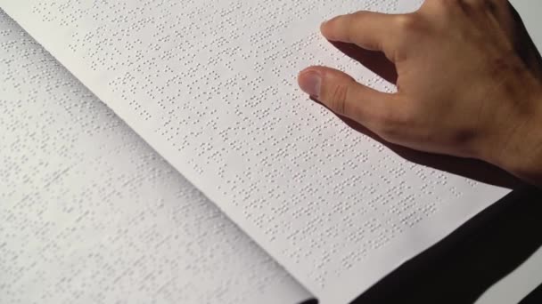 Os dedos dos homens lêem Braille a escrever. Fechar — Vídeo de Stock