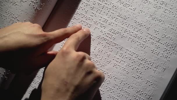 Lecture aveugle en braille le soir. Gros plan — Video