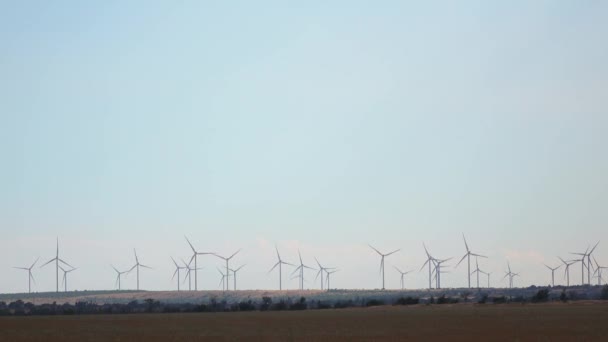 Windmolen turbines uitrusten van schone, groene technologie — Stockvideo