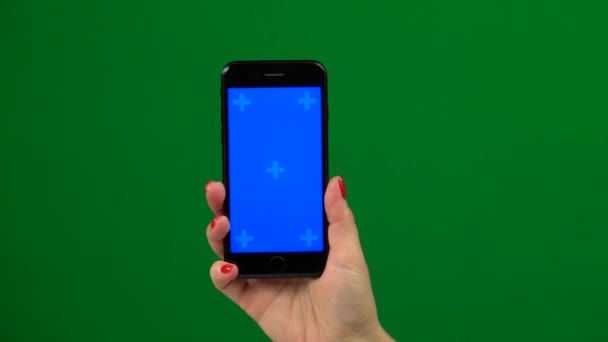 Segurando a mão uma tela azul do smartphone móvel. Tela verde — Vídeo de Stock