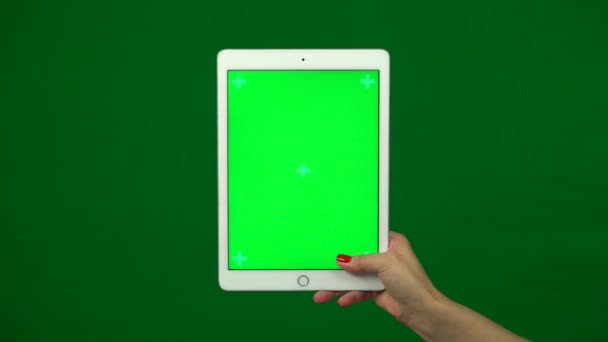 Laptop computer female hand on a green screen — Stock Video