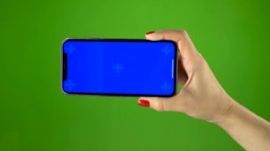 Yeşil ekranda kadın elinde telefon