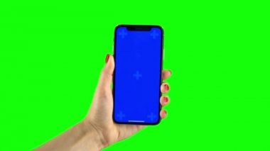 Holding bir hareket eden smartphone mavi ekran ver. Yeşil ekran