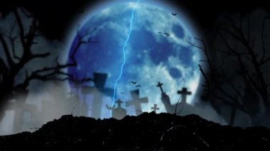Yıldırım ve haçlar ve canlarım siluetleri ile parlak ay titreme görülebilir.