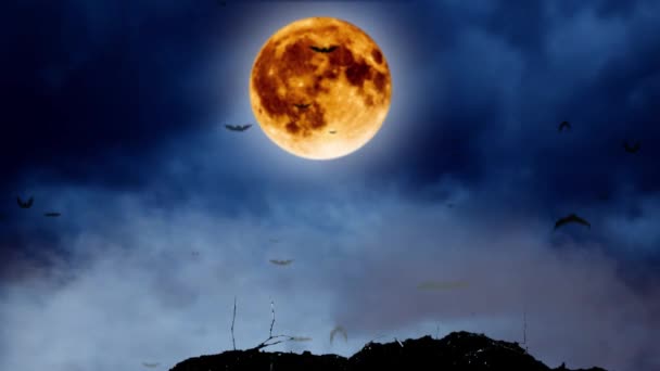 Grande luna splende brillantemente sul cielo e pipistrelli volare. Fondo fumoso — Video Stock