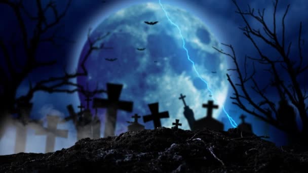 Por la noche, una luna brilla brillantemente en el cementerio con relámpagos y murciélagos vuelan. Fondo humeante — Vídeos de Stock