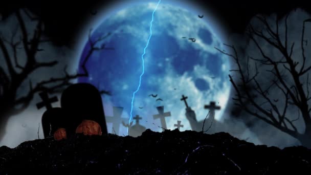 In de nacht op de begraafplaats zijn maan schittert door bliksem in de buurt van de kruisen Halloween pompoen. Rokerige achtergrond — Stockvideo