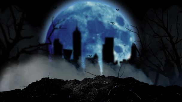 Heldere maan schijnt en silhouetten met meerdere artikelen huizen en bomen zichtbaar zijn. Rokerige achtergrond — Stockvideo