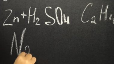 Kadın siyah kurulu Kimya formül yazma