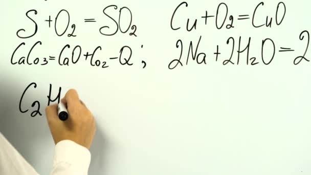 Fórmula química en pizarra blanca — Vídeos de Stock