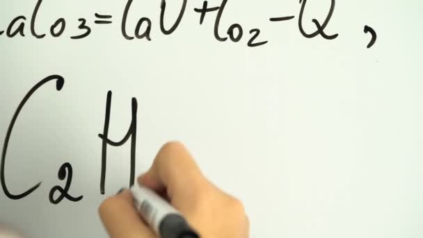 Aprender ciência ou química fórmula marcador professor confiante placa branca — Vídeo de Stock