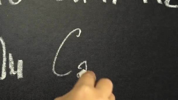 黒板に書かれた数式の化学要素。クローズ アップ — ストック動画