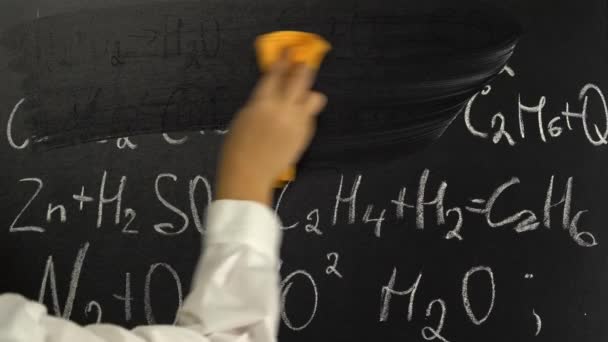 Female hand wipes the board with formulas — Stock Video