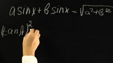 Yazı tahtası üzerinde yazılı matematik formülleri