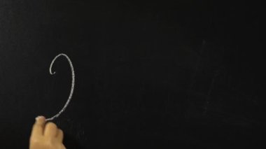 El yazma tebeşir ile kara tahta matematiksel denklemi, iki artı iki eşittir dört