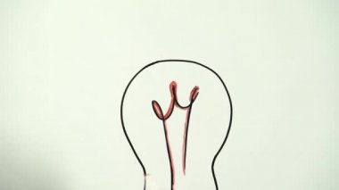 Gemide, iş fikirleri yaratıcılık yenilikçi çözüm çizilmiş ampul