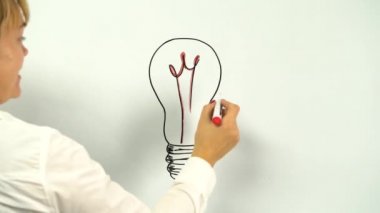 Ampul fikir simgesini parlak ışınları ile çizin gemide
