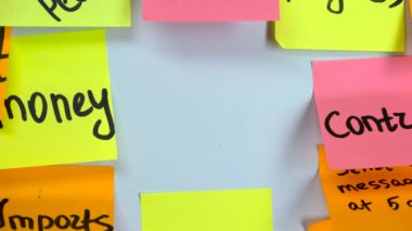 El ile bir yazıt marka bir etiket tutkallar