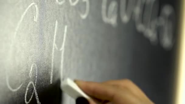 Chemie-Elemente in Formeln, die auf der Tafel geschrieben stehen. Nahaufnahme — Stockvideo