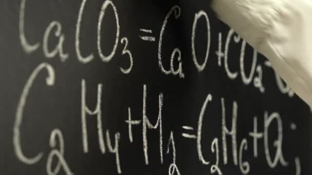 Femme essuie la main du conseil avec des formules 