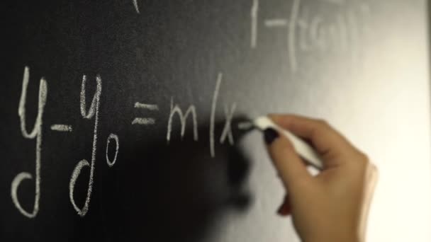 Trigonometri formülü bir tahta üzerinde matematiksel bir formül yazmak — Stok video