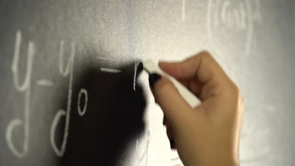 Kézi írás egy krétával egy matematikai képlet egy táblára — Stock videók