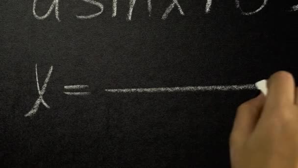 Trigonometri formülü bir tahta üzerinde matematiksel bir formül yazmak — Stok video