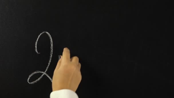 Scrittura a mano con gesso su lavagna equazione matematica, due più due fa cinque — Video Stock