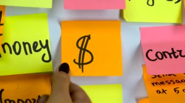 Tahta üzerinde yapıştırılan dolar para birimi simgesi ile etiket