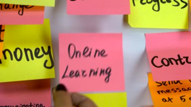 Etiket online öğrenme bir tahta üzerine yapıştırılmış bir etiket üzerinde yazıt