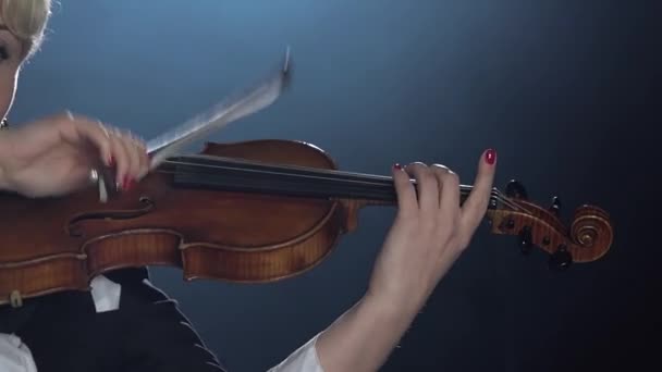 Violist speelt op een viool in een zwarte rook studio. Close-up — Stockvideo