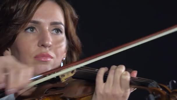 Une Femme Incline Sur Les Cordes Violon Dans Une Pièce — Video