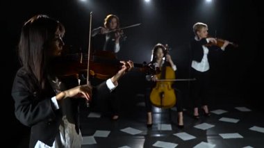 String quartet yerde karanlık bir odada oynayan sayfaları notları ile dağılmış. Siyah arka plan