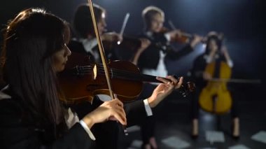 String quartet katta bir odada oynayan sayfaları notları ile dağılmış. Siyah arka plan