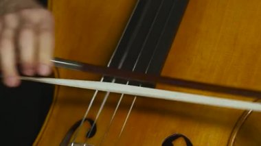 Viyolonsel müzik aleti kapatın iplerde selam. Clos kadar. Siyah duman arka plan