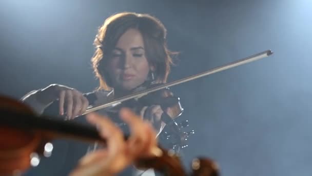 Les filles jouent des violons dans une composition classique dans une pièce. Fond de fumée noir — Video