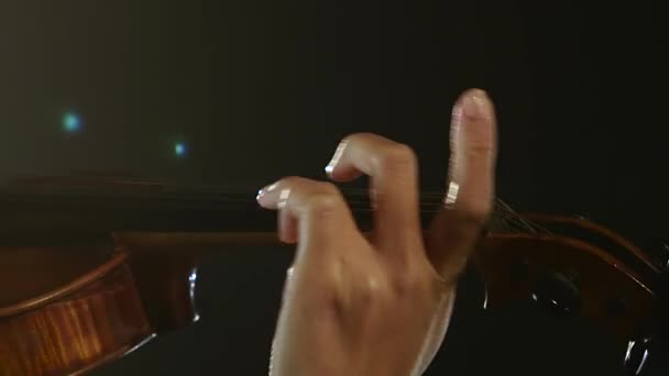 Die Finger eines Musikers sind nach Saiten sortiert. schwarzer Rauch Hintergrund — Stockvideo