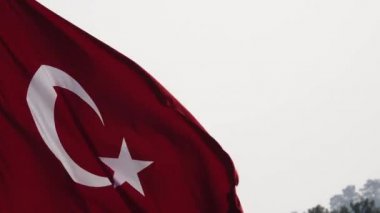 Türk Bayrakları rüzgarda sallayarak üzerinde mavi gökyüzü. Yakın çekim