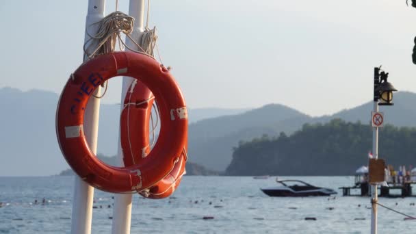 Lifebuoy on the background of the sea and mountains — Stock Video