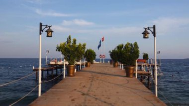Etrafında güzel bir manzara deniz kenarında rıhtımda turistler dinlenme