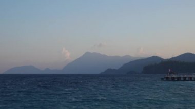 Akşam deniz manzarası deniz ve dağ içinde belgili tanımlık geçmiş