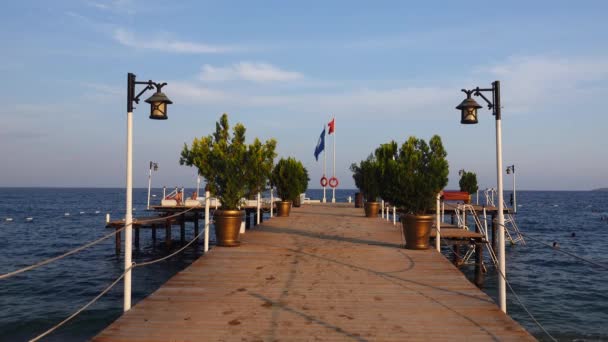 Touristen Ruhen Sich Auf Der Seebrücke Der Nähe Des Meeres — Stockvideo