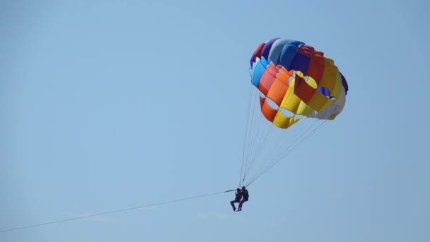 Pareja haciendo paracaídas en barco juntos — Vídeo de stock